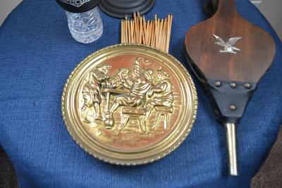 LOT 561. HOME DECOR ITEMS