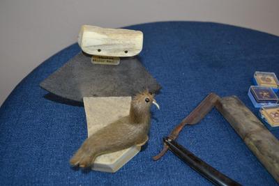LOT 564   PINS, ANTIQUE RAZOR AND HOME DECOR