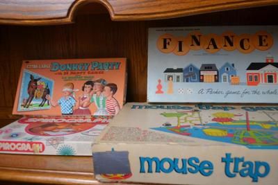 LOT 570. COLLECTION OF  VINTAGE GAMES