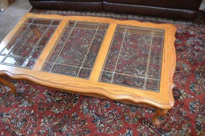 LOT 577. OAK COFFEE TABLE WITH LEAD GLASS TOP