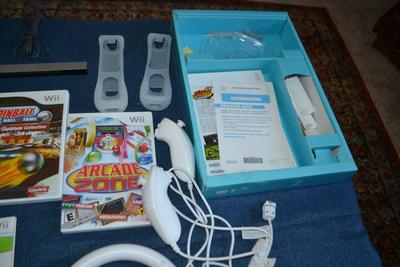 LOT 580 WII GAMING SYSTEM WITH VARIOUS ACCESSORIES