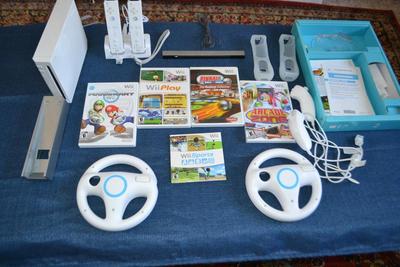 LOT 580 WII GAMING SYSTEM WITH VARIOUS ACCESSORIES