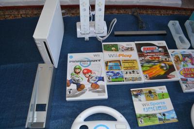LOT 580 WII GAMING SYSTEM WITH VARIOUS ACCESSORIES