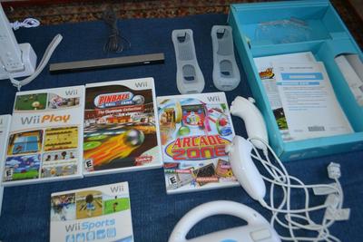 LOT 580 WII GAMING SYSTEM WITH VARIOUS ACCESSORIES