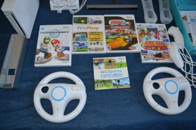 LOT 580 WII GAMING SYSTEM WITH VARIOUS ACCESSORIES