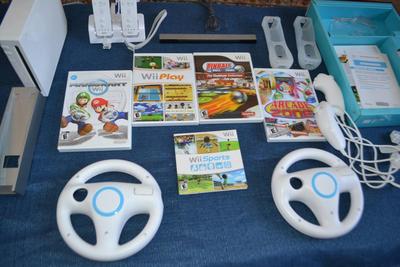 LOT 580 WII GAMING SYSTEM WITH VARIOUS ACCESSORIES