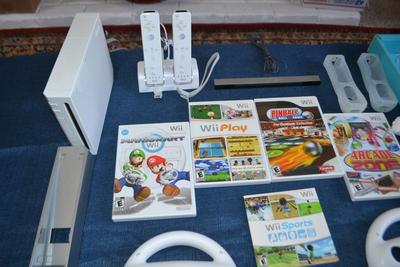 LOT 580 WII GAMING SYSTEM WITH VARIOUS ACCESSORIES
