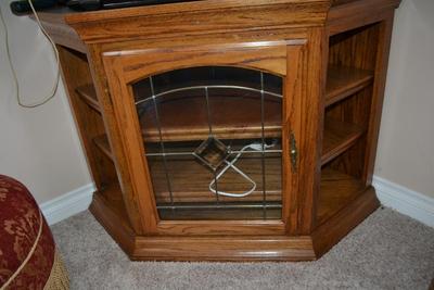 LOT 582. OAK TV STAMD WITH LEAD GLASS DOOR