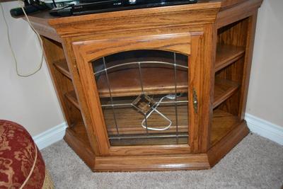 LOT 582. OAK TV STAMD WITH LEAD GLASS DOOR