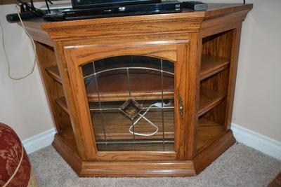 LOT 582. OAK TV STAMD WITH LEAD GLASS DOOR