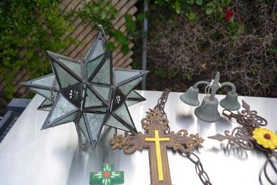 LOT 604. COLLECTION OF YARD DECOR
