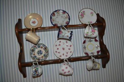 LOT 618 CHINA CUP AND SAUCERS AND TEA CUP RACK
