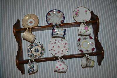 LOT 618 CHINA CUP AND SAUCERS AND TEA CUP RACK