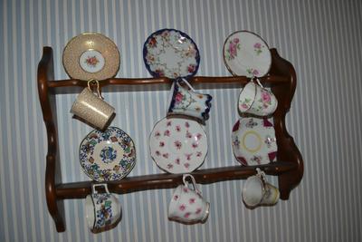 LOT 618 CHINA CUP AND SAUCERS AND TEA CUP RACK