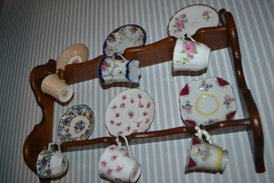 LOT 618 CHINA CUP AND SAUCERS AND TEA CUP RACK