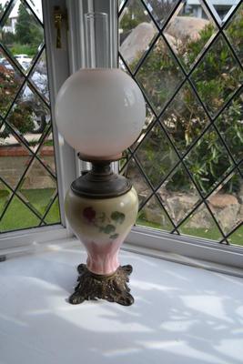 LOT 620 VINTAGE LAMP