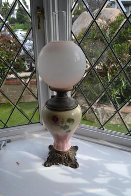 LOT 620 VINTAGE LAMP