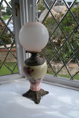 LOT 620 VINTAGE LAMP