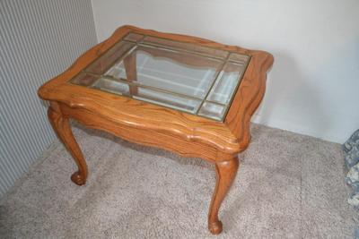 LOT 625. OAK END TABLE WITH LEAD GLASS TOP