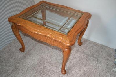 LOT 625. OAK END TABLE WITH LEAD GLASS TOP