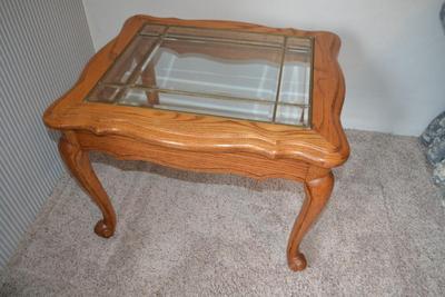 LOT 625. OAK END TABLE WITH LEAD GLASS TOP