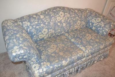 LOT 627.   BLUE FLORAL PRINT LOVESEAT