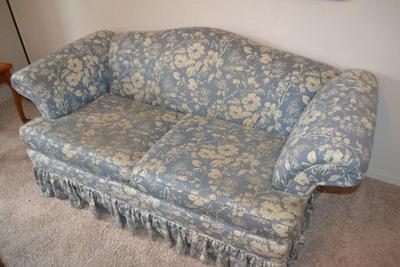LOT 627.   BLUE FLORAL PRINT LOVESEAT