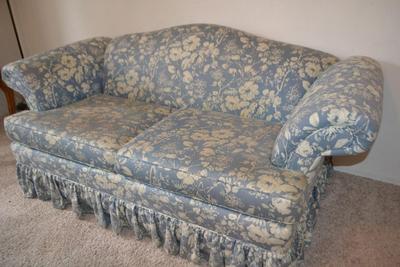 LOT 627.   BLUE FLORAL PRINT LOVESEAT