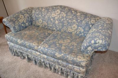 LOT 627.   BLUE FLORAL PRINT LOVESEAT