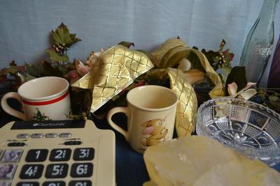 LOT 634 VARIETY OF ITEMS:  CLEAR VOICE PHONE, HOME DECOR
