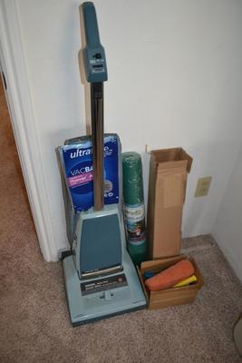 LOT 641. HOOVER VACUUM