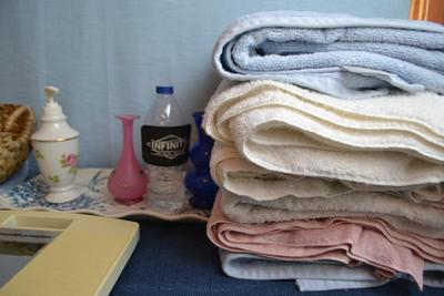 LOT 644. BATHROOM DECOR AND SCALE, TOWELS