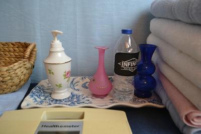 LOT 644. BATHROOM DECOR AND SCALE, TOWELS