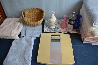 LOT 644. BATHROOM DECOR AND SCALE, TOWELS