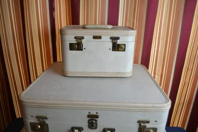 LOT 645. SET OF THREE VINTAGE OSH KOSH LUGGAGE