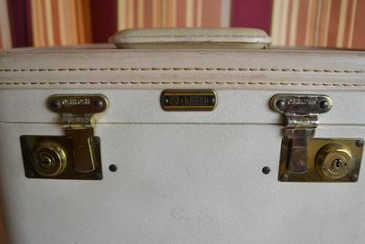 LOT 645. SET OF THREE VINTAGE OSH KOSH LUGGAGE