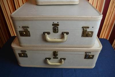 LOT 645. SET OF THREE VINTAGE OSH KOSH LUGGAGE