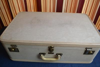 LOT 645. SET OF THREE VINTAGE OSH KOSH LUGGAGE