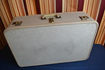LOT 645. SET OF THREE VINTAGE OSH KOSH LUGGAGE