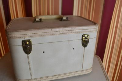LOT 645. SET OF THREE VINTAGE OSH KOSH LUGGAGE
