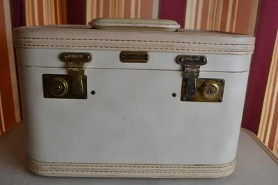 LOT 645. SET OF THREE VINTAGE OSH KOSH LUGGAGE