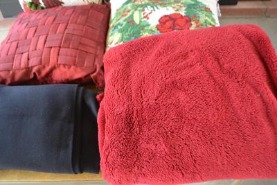 LOT 672. PILLOWS AND BLANKET