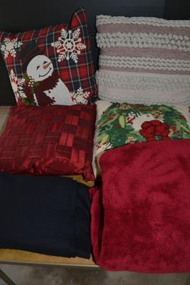 LOT 672. PILLOWS AND BLANKET