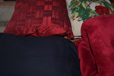LOT 672. PILLOWS AND BLANKET
