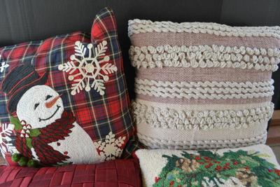 LOT 672. PILLOWS AND BLANKET