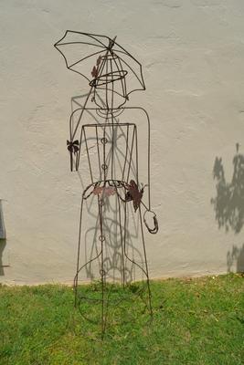 LOT 690. WIRE WOMAN YARD ART WOMAN WITH UMBRELLA