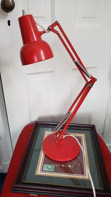 Articulated desk lamp