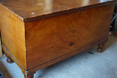 19TH CENTURY CLASSIC GRAIN PAINTED BLANKET CHEST ON BUN FOOTINGS.