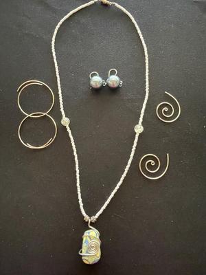 STONE AND BEADED NECKLACE WITH EARRINGS