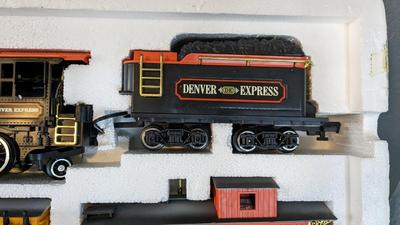 Vintage New Bright Gold Rush Denver Express 1986 Train Set Locomotive Sound/Steam